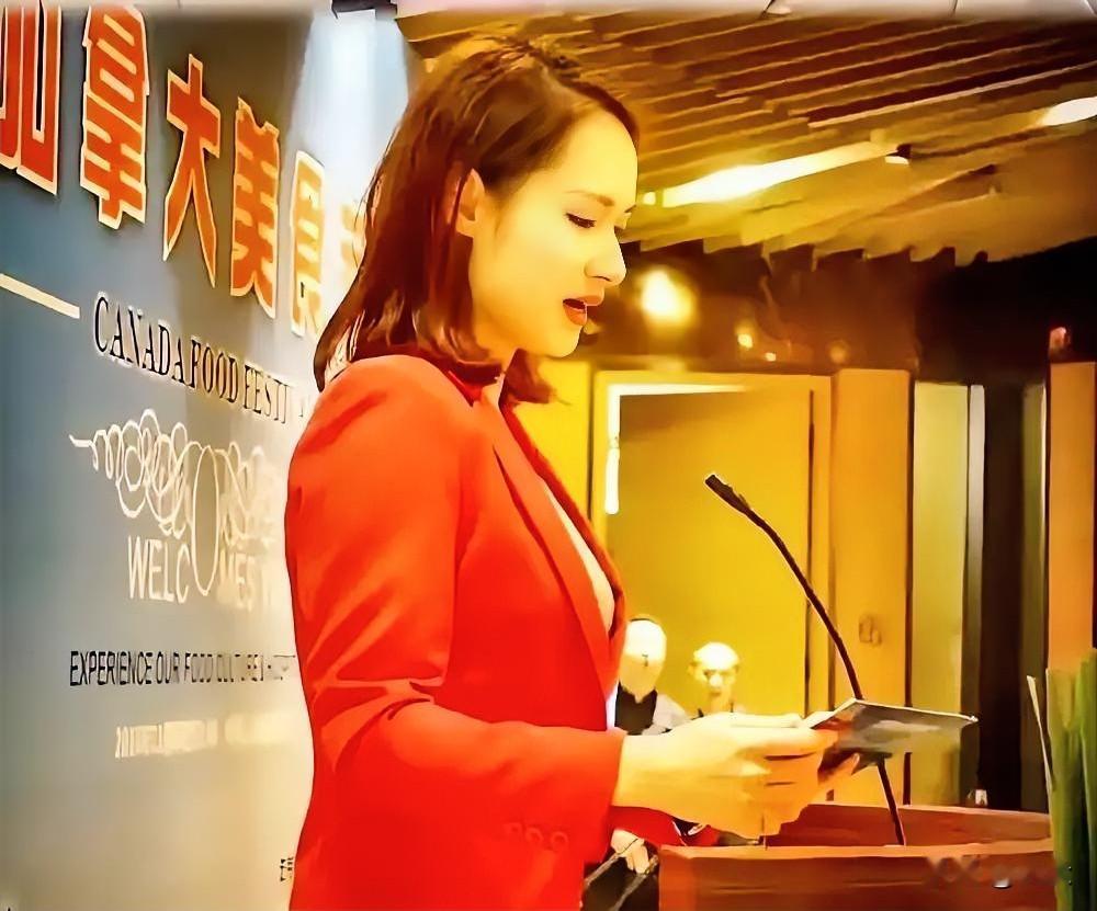 看到陈璇在《奥德赛》首映礼上那“惊世一跪”，我真是气笑了。有人说这是职业素养
