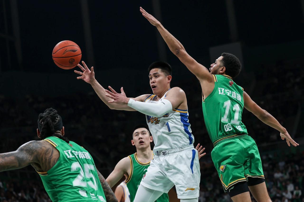 青岛队险胜辽宁队的根源终于找到了，刘维伟终于再度扬眉吐气！就在上场遭遇战，当青岛