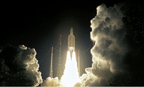 印度航天圈直接放了个“大招”，东部萨蒂什・达万航天中心里一枚国产重型火箭嗖地冲上