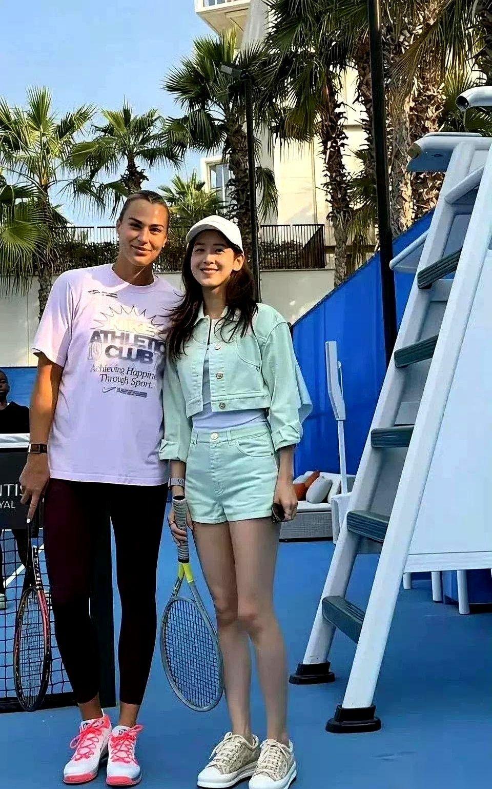 有人翻出章泽天的网球拍，型号不算新，是2020年的款。但镜头一拉近，所有人的视