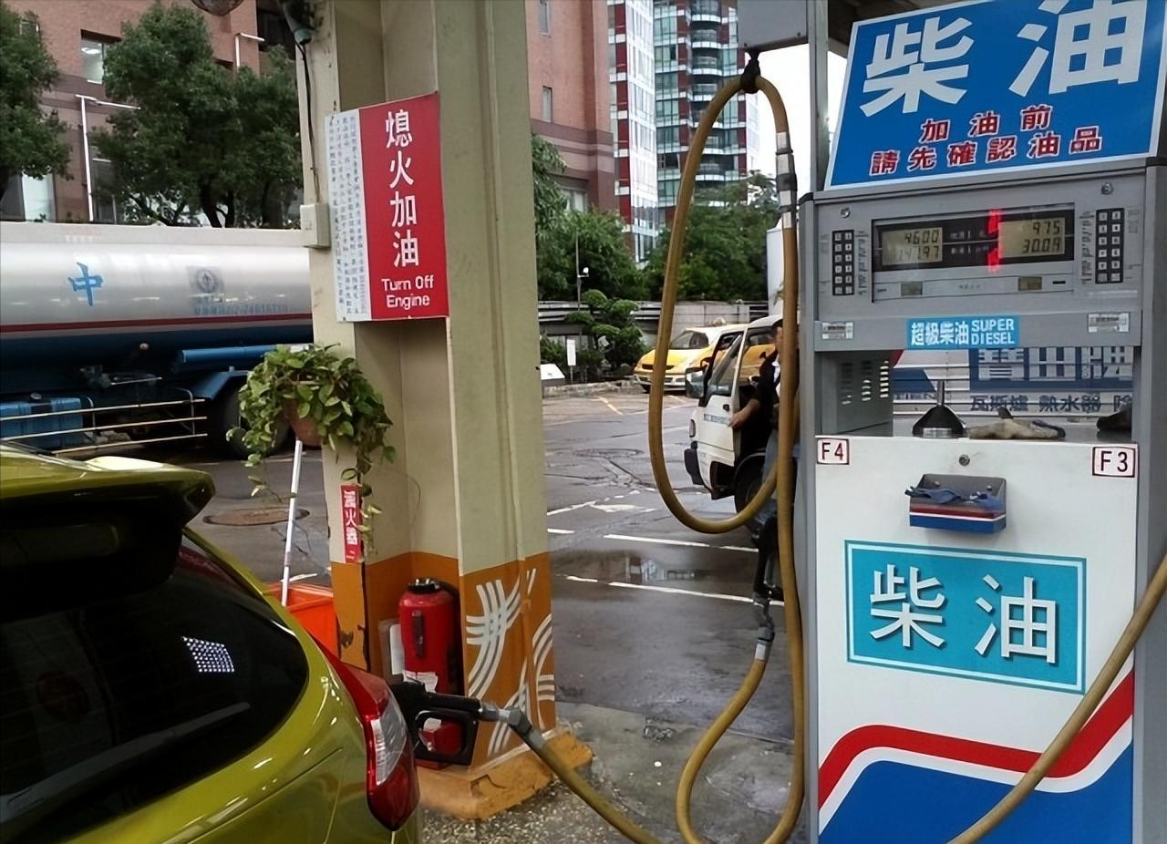 柴油荒来了，这次不是哪个小地方缺油，是全世界都喊“油桶见底”。一觉醒来，布伦特原