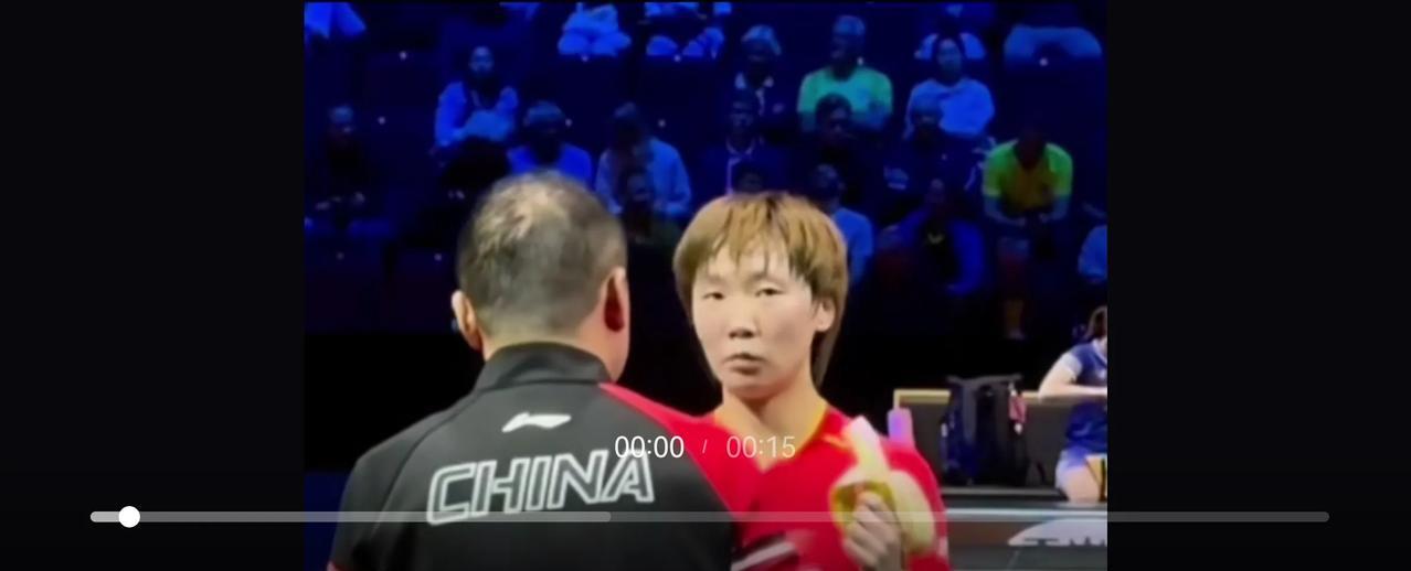 打桥本帆乃香真是太累了，王曼昱拼到中途加餐吃香蕉，最终4:2战胜桥本帆乃香，啃下