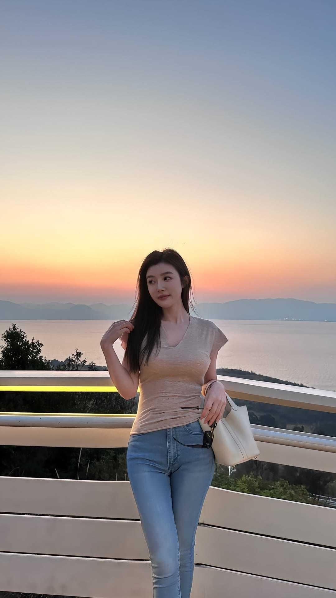 夏日简约通勤穿搭，温柔氛围感拉满。夏日出门不必堆砌繁杂服饰。一件浅卡其V领修身短