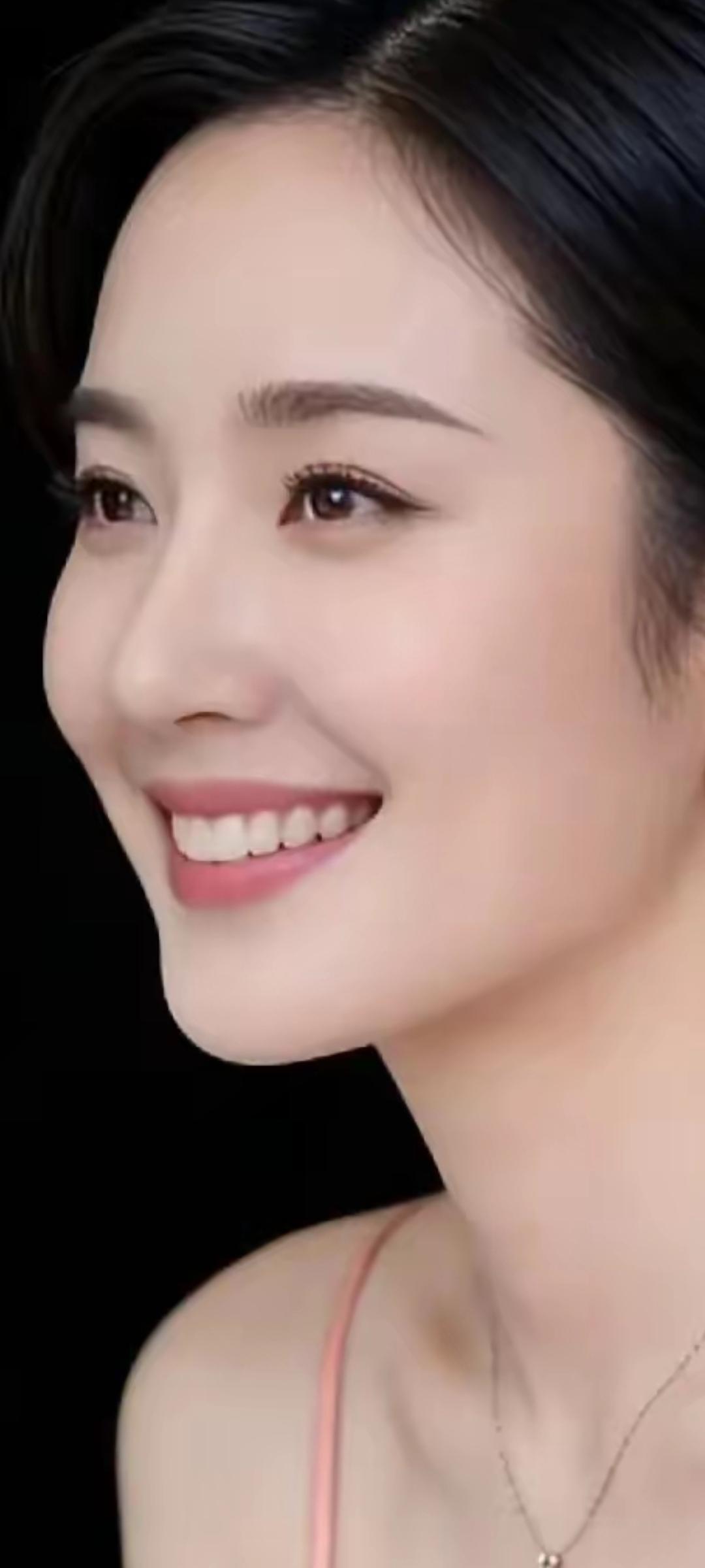 甜美笑容，优雅气质，女神范儿十足！😊✨