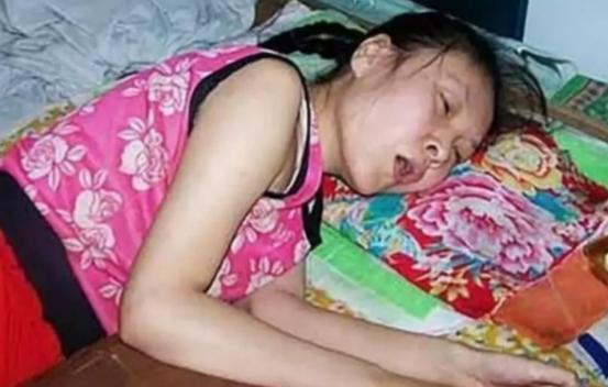 2003年，亲哥扇了她俩耳光，她趁机装瘫了，这一瘫就瘫了20年！真是装瘫界的翘楚