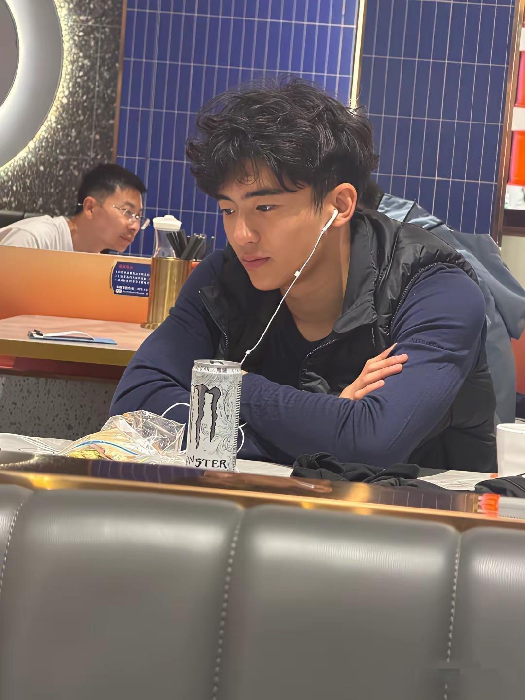 谢霆锋儿子是因为发型自然卷原因所以挡住了部分颜值，当给他换了个发型，你们看像谁