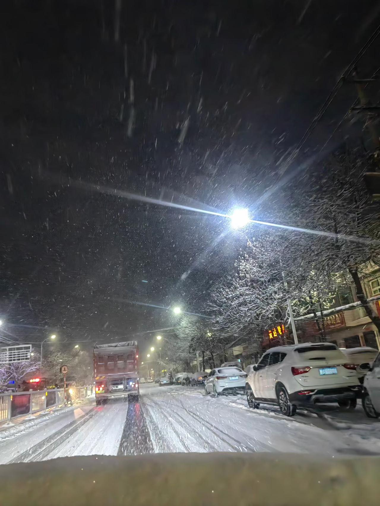 雪悄悄的下了一夜，早上起来才发现，整个世界已经一片雪白，一场大雪，才感觉正式入了