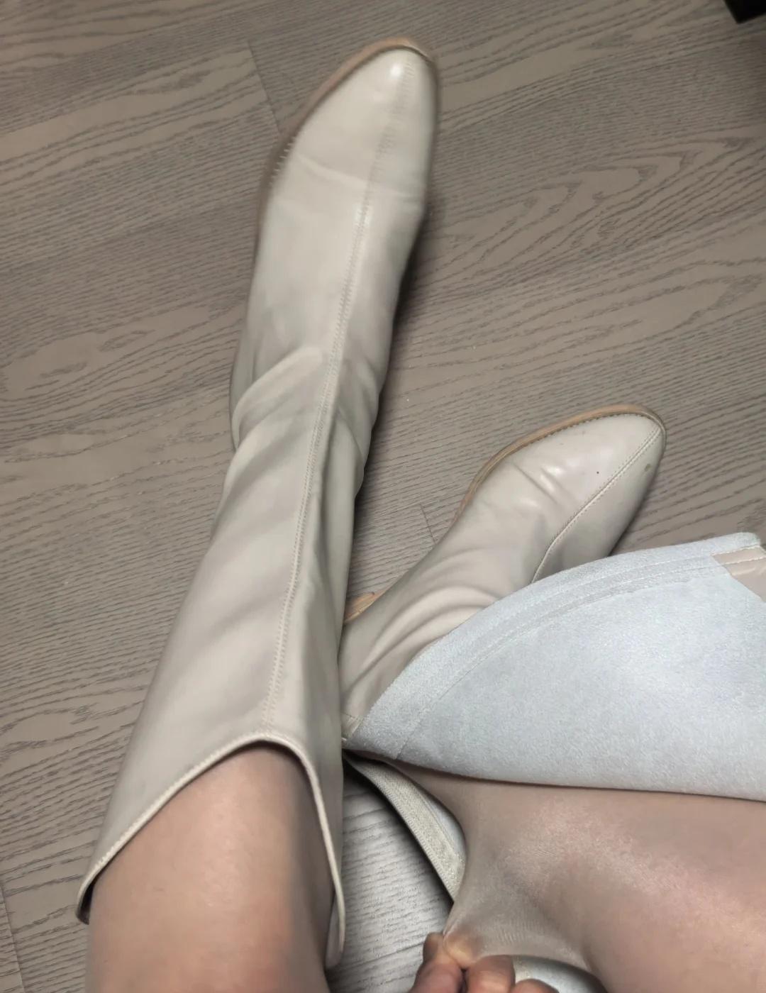 白靴子能凉快点👻白色不吸热哈哈哈🌠一直没穿出来过的白色长靴💕买了倒是
