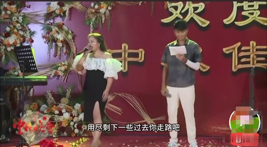 明家孙女明珍珍与魏家二公子魏清涛的合影，那是3年前中秋晚会上的合唱。魏清涛高大帅