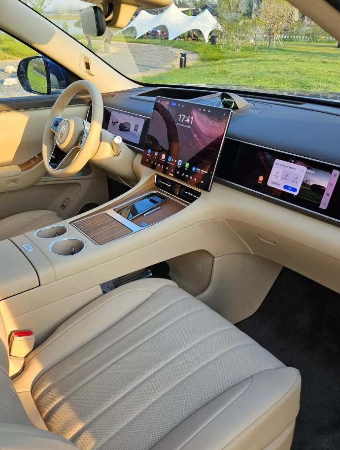 同事新买了一辆问界M7，坐到车里面的那一刹那，我当场就震惊了。注意，我可不是那