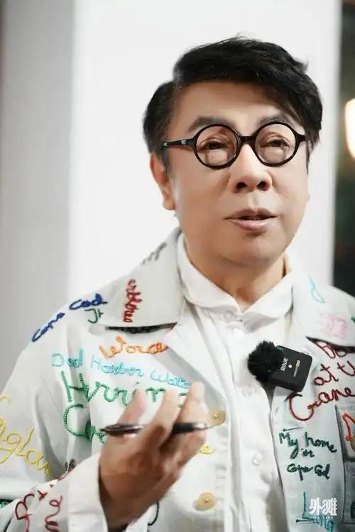 蔡康永在台言行惹争议，内地商业合作全面终止。同是嘴毒的才子，李敖在20年前第一次
