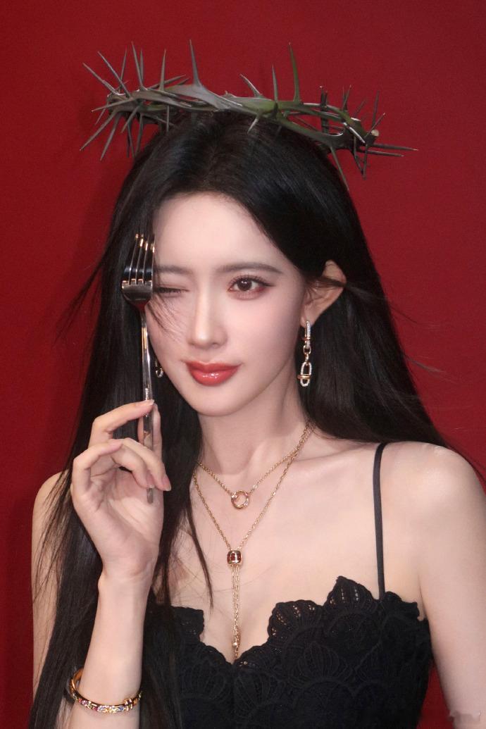 1.孟子义对妆造特别在意，咖位上去以后，最近几部戏的妆造以她的意见为主。2.田曦