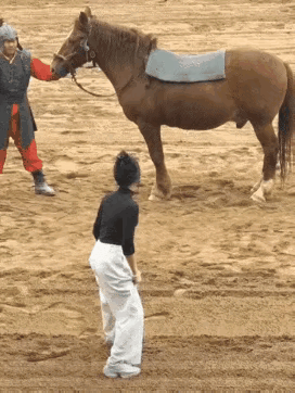 美女上去时信心满满气势汹汹，下来时四仰八叉狼狈不堪，奉劝美女下次咱们不要逞强好胜