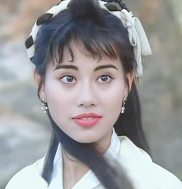 其实以前不少女演员的妆容，现在回头看真的不算精致。就像陈松伶，当年的眉毛又黑又粗