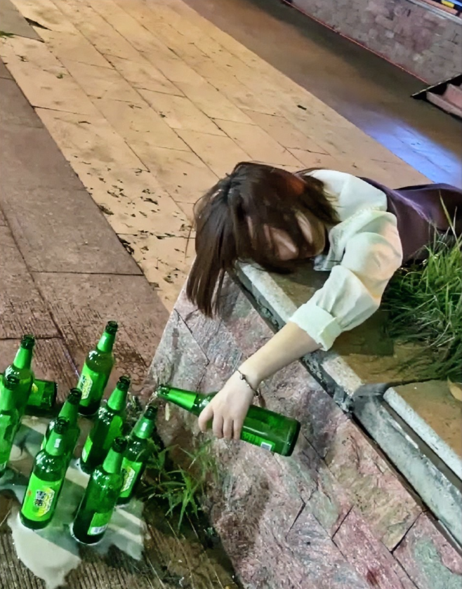 四川一女生这醉酒经历简直能尴尬到“抠出魔仙堡”！5月24日，她喝完酒回家，第