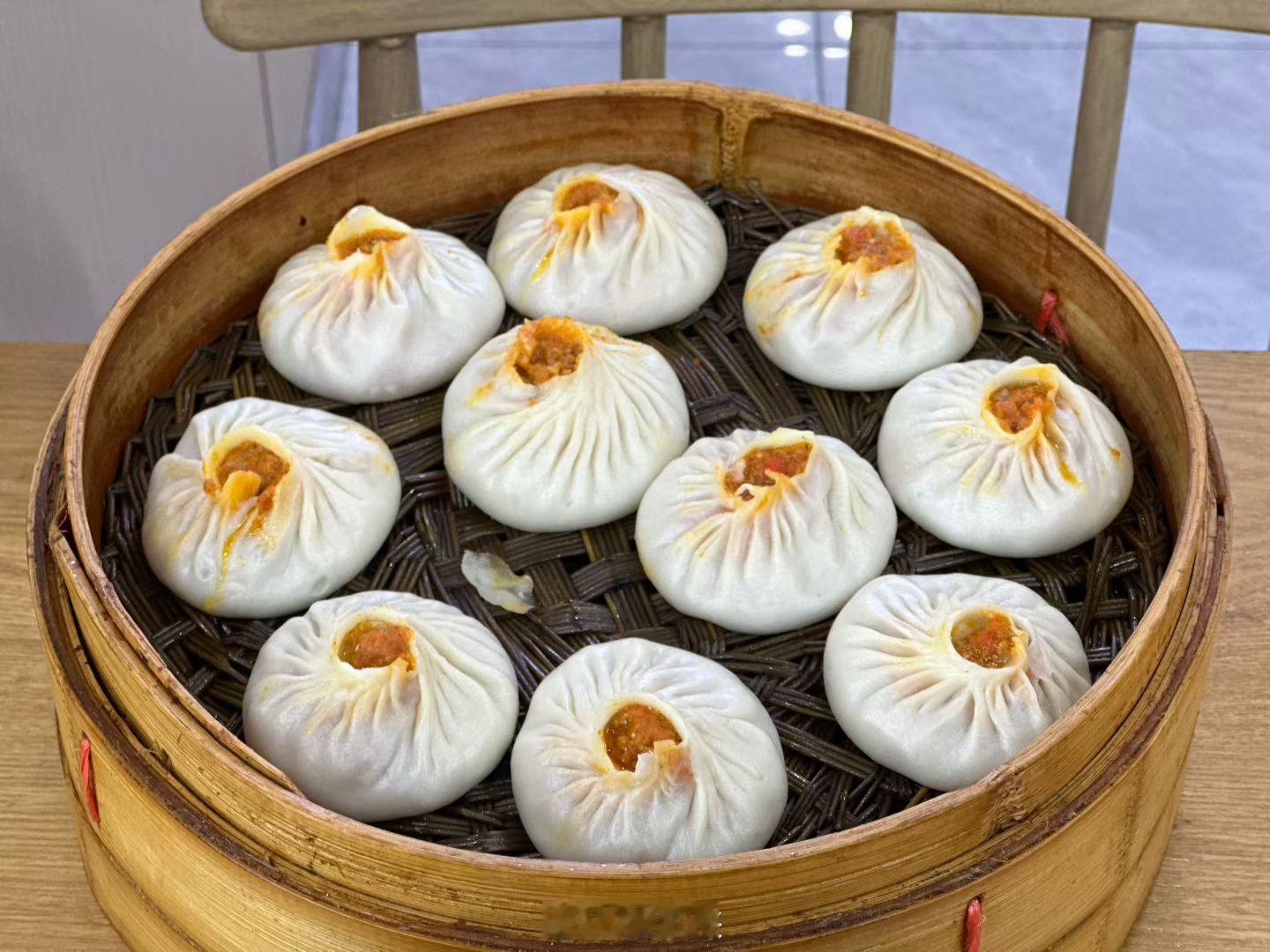 又到了一年一度吃蟹黄汤包的时候[大笑]​​​