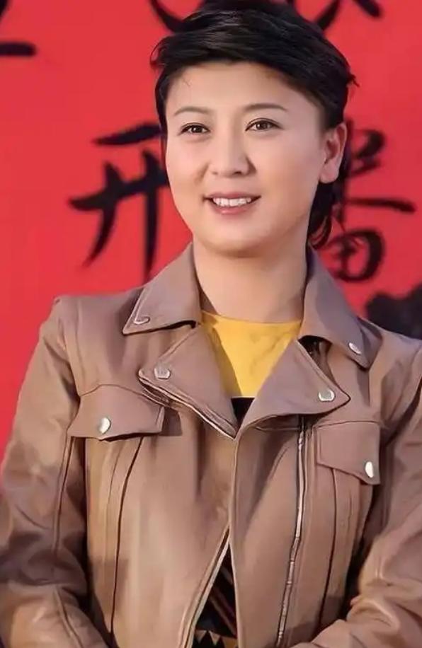 2016年，45岁的闫学晶发现自己意外怀孕，此时，女儿林傲雪28岁，儿子林傲霏2