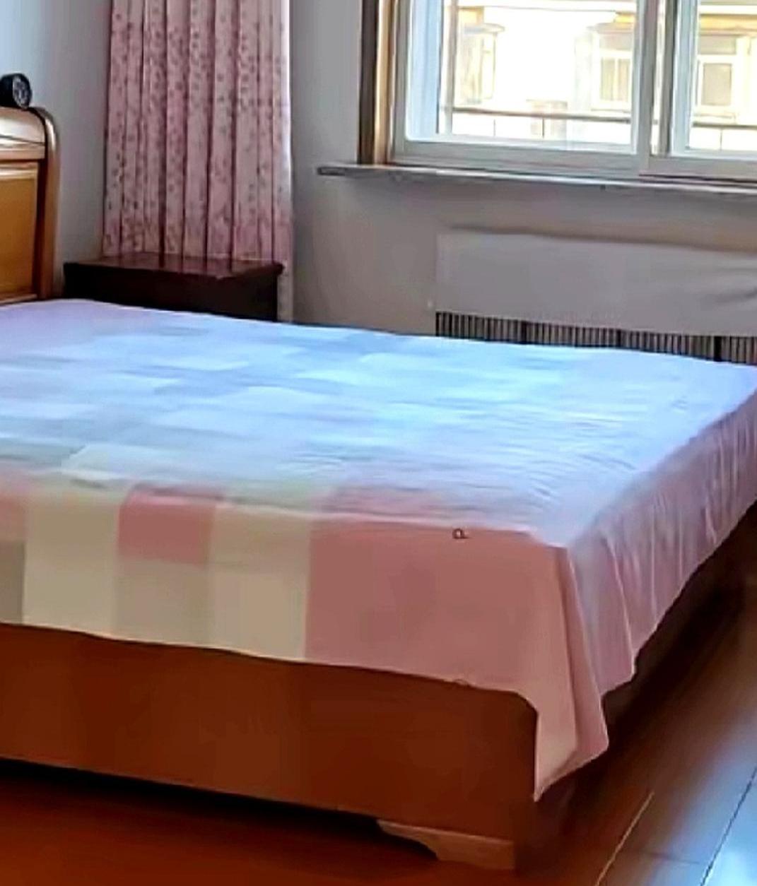 我有个同事就特别爱干净，简直就是有洁癖，她今年50岁，早上五点起床，老公做饭，她