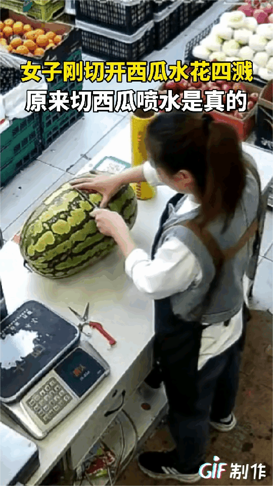 “切到西瓜大动脉了？”安徽，一男子在水果店买了个西瓜，老板娘说保熟包甜，随后一刀
