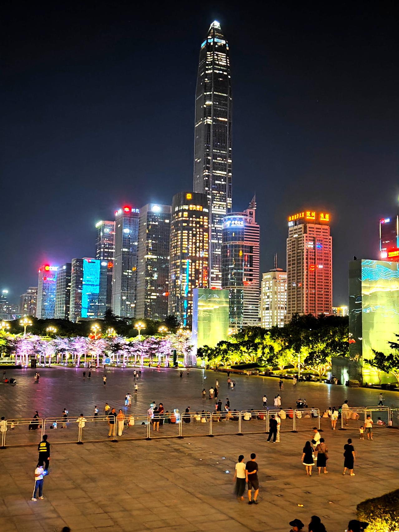 这是没有灯光秀的时候，深圳CBD的原生态夜景。深圳CBD北区，也就是行政文化区，