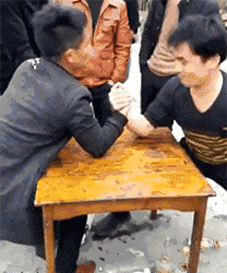 搞笑GIF: 老板有人来砸场子了, 是个女的, 砸完场子甚至还卖萌