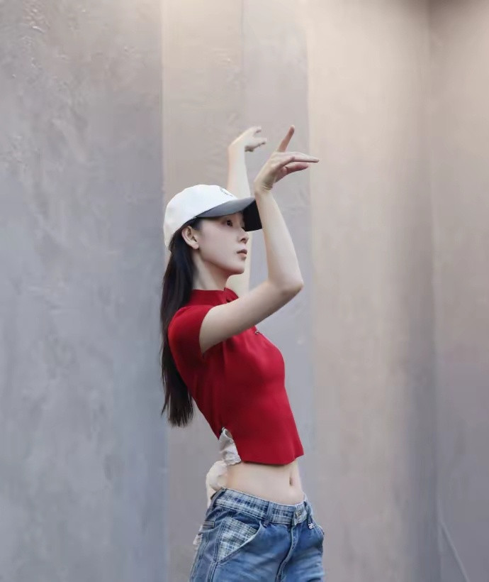 陈瑶今日网络春晚彩排美照，牛仔裤穿搭真的太美了