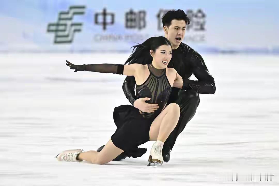 在哈尔滨进行的全国花样滑冰锦标赛结束了双人滑和冰舞项目的比赛，隋文静/韩聪和王诗