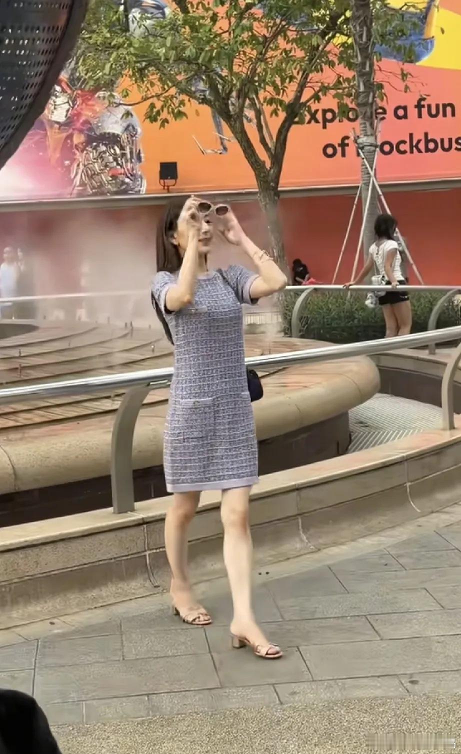 方媛在新加坡环球影城被偶遇，老了不少，打扮挺土的，又穿凉拖，网友说她1米5，绝对