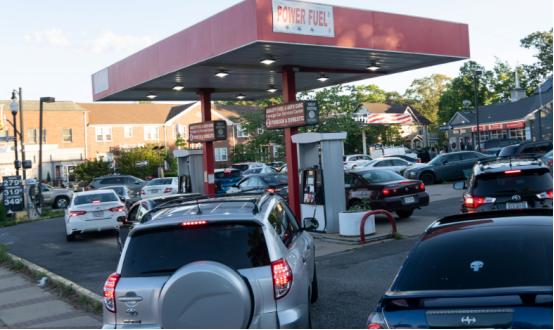 最近油价跟坐了火箭似的往上冲，冲得连美联储的大人物都坐不住了，直接出来喊话说再这