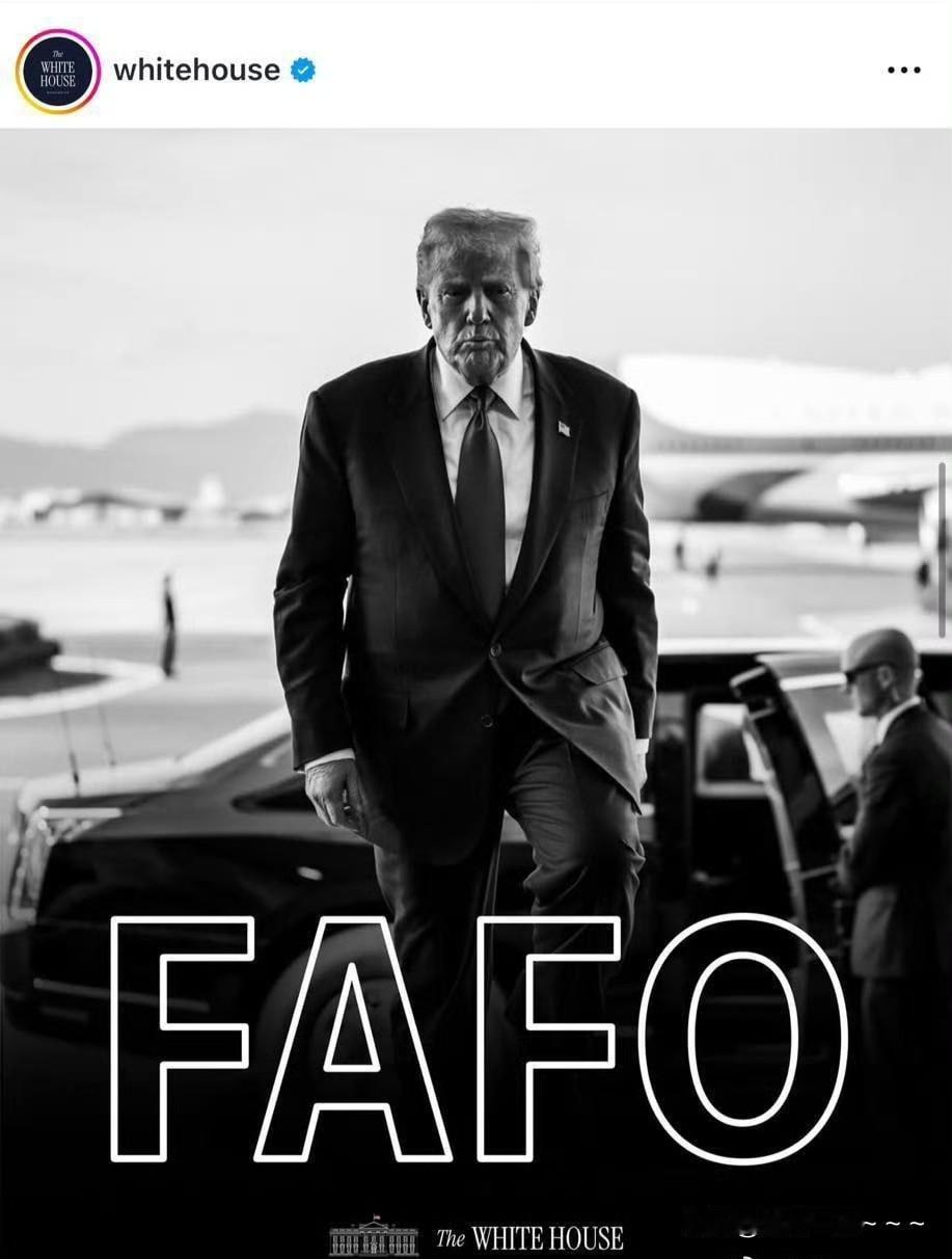 我去！[捂脸哭]特朗普的照片都变黑白照了？！白宫这是啥子意思嘛？难道要降半旗了