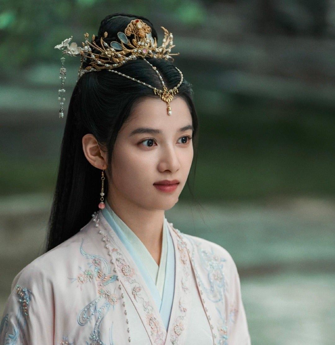 从李沁到张婧仪中间还有一个田曦薇，事实证明在男频大女主剧里当二番对女演员几乎没