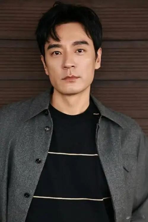 演员李光洁说：“拍摄《小巷人家》时，我面对剧中的儿子，感到无所适从。”他为什
