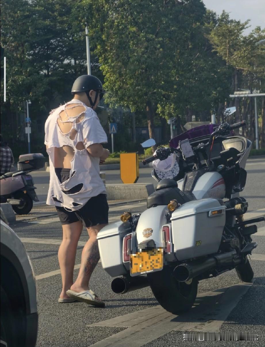 骑百万摩托却穿“破烂衣”，这穿搭我是真看不懂！在路边拍到这一幕，直接刷新了