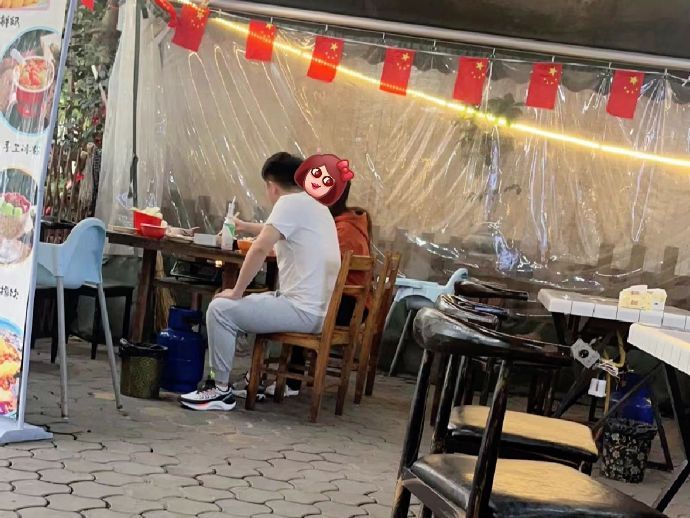 为什么老是看到情侣吃饭都坐到同侧呢？