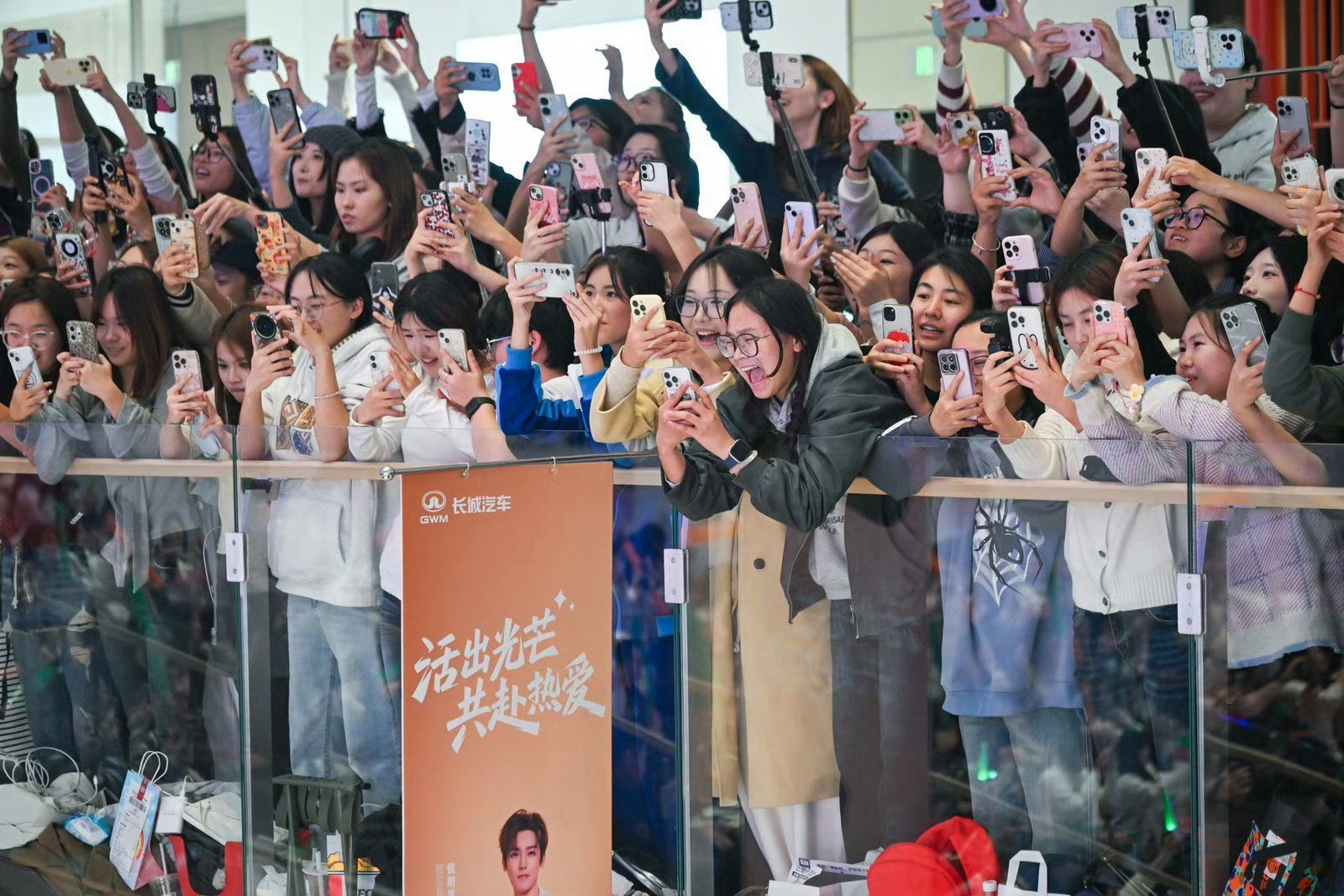 这男明星就是帅哈，衬托着旁边小车像二三十万的样子，但其实这辆刚刚发售的欧拉5只要