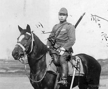 1943年，日本陆军中将南木世隆，骑着高头大马，得意洋洋地视察军事基地。没想到，