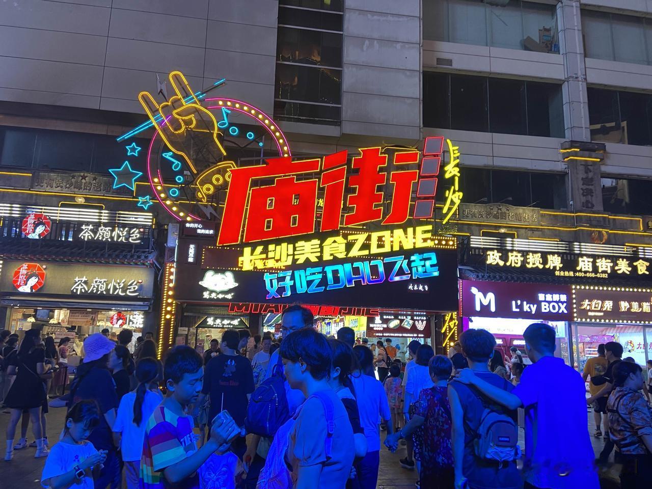 表姐38岁那年突然辞了国企工作，要去夜市摆摊卖卤味，全家劝破嘴：“稳定工作是命里