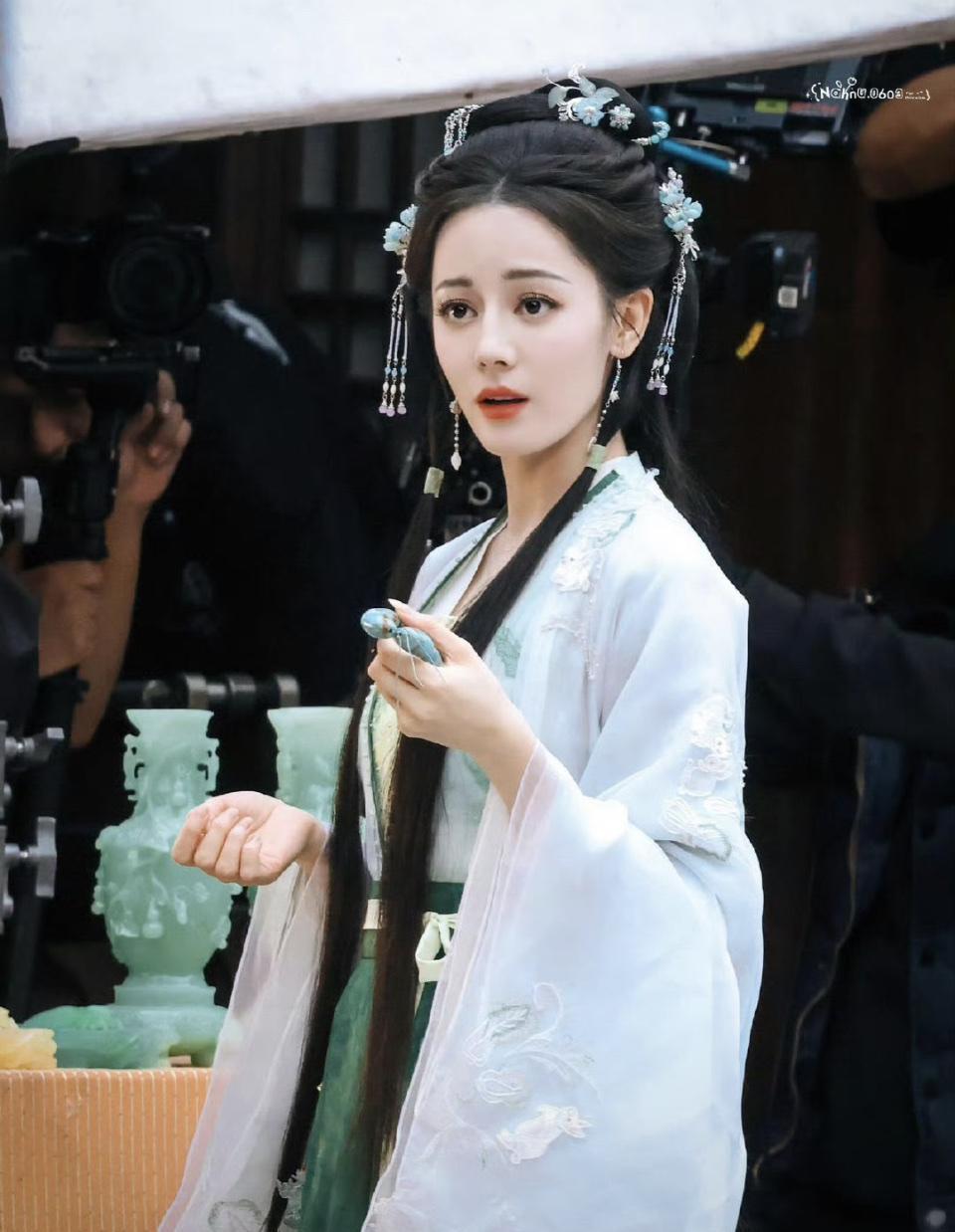 家人们，迪丽热巴新剧《慕胥辞》杀疯了！她饰演的鬼王贺思慕，路透一出，直接把观众的