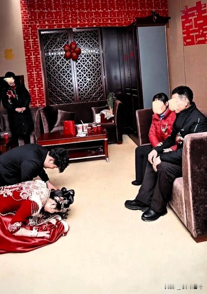 听说长沙有个姑娘太飒了！婚前把几十万积蓄转给爸妈，婚礼当天男方得知后怒摔捧