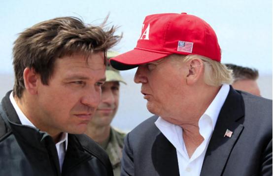 以前跟特朗普死磕、抢总统宝座的德桑蒂斯，现在居然低三下四，主动求特朗普给个官做，