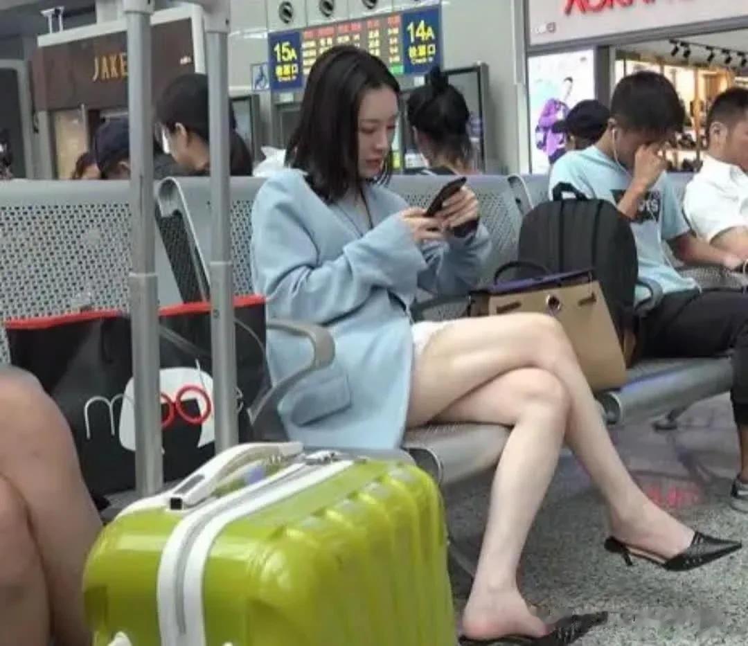 鞋能这样穿，估计也是很有性格的吧