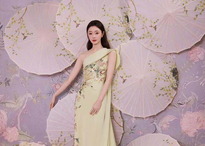 最近宋轶拍摄了一组很美的大片，看上去很有清新靓丽感，气质超好。宋轶这回穿了一