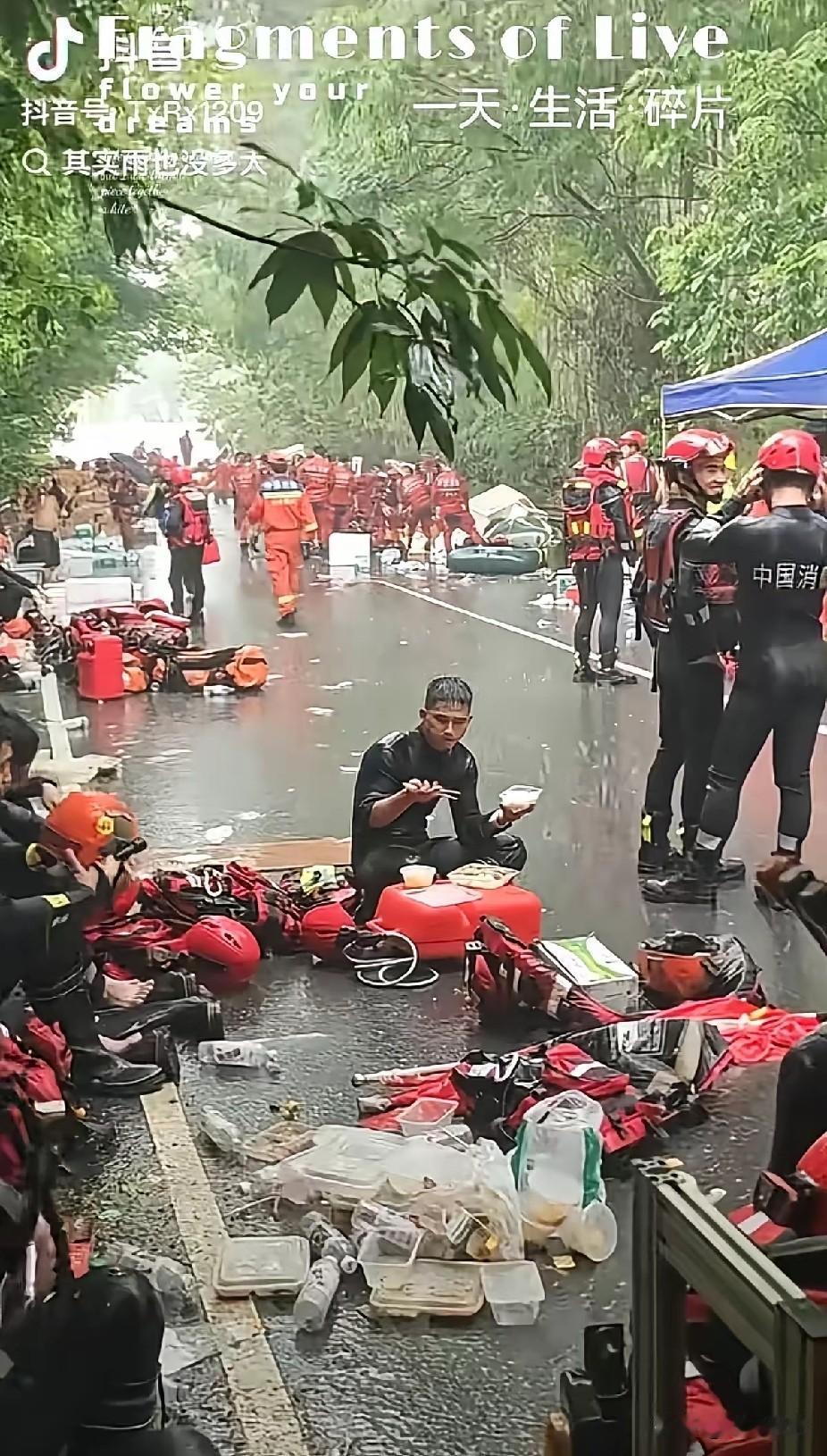 别傻了！灾难面前，明星救不了你！最近各地发大水，多少人被困，多少家庭无家可