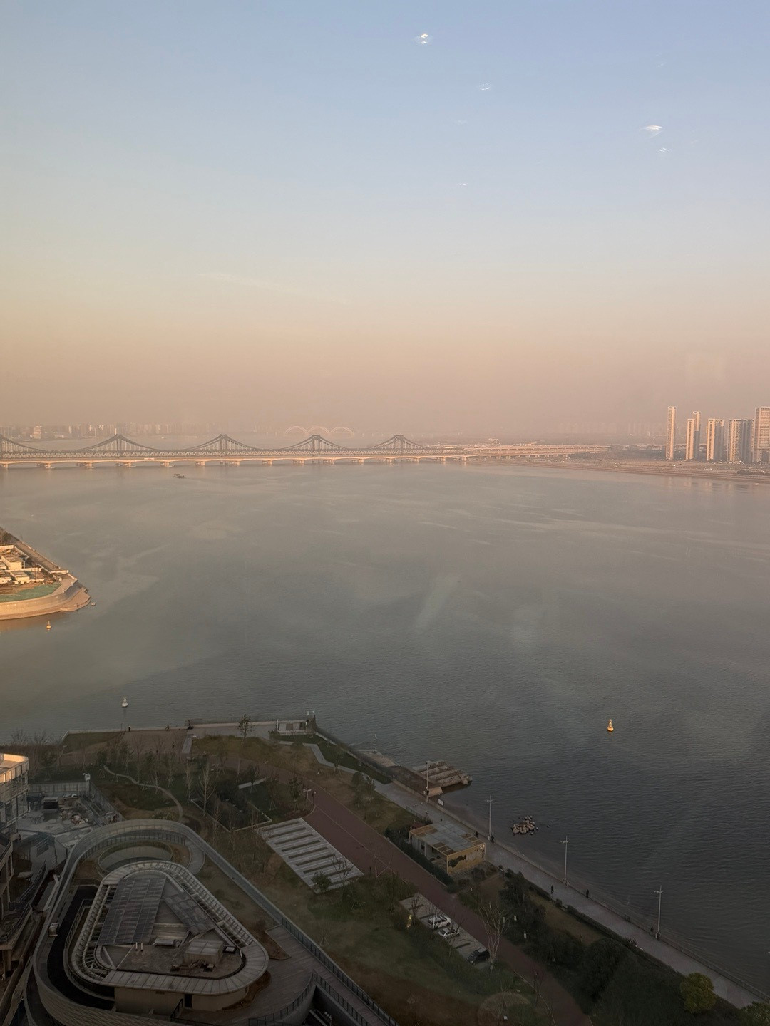 特意选了一个靠窗的地方坐～江景晚饭，还有点浪漫