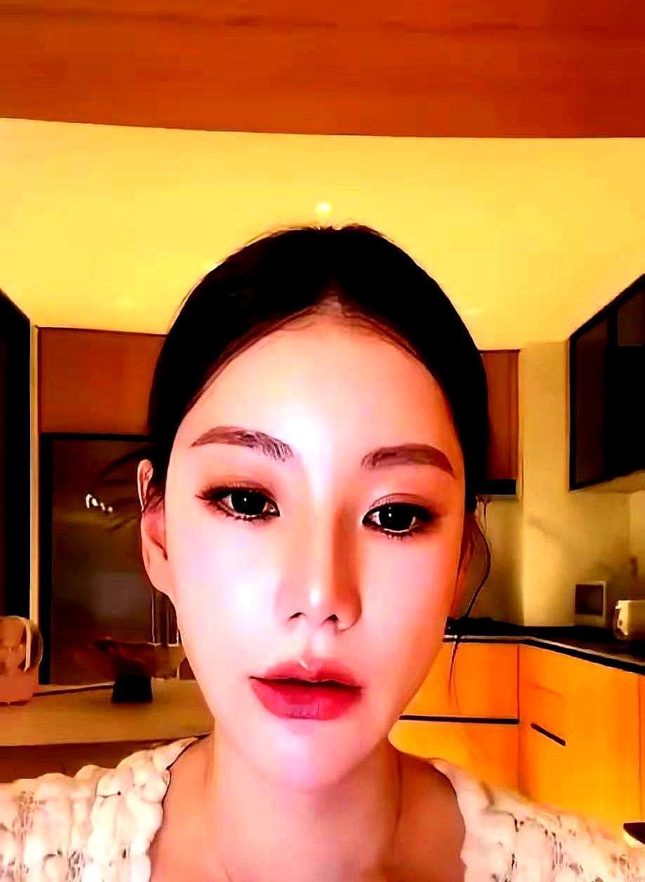 大S走后第11个月，汪小菲变了马筱梅挺着八个月肚子直播，还在给酸辣粉试吃。