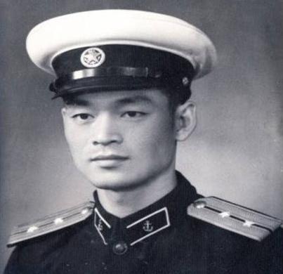 他是许世友的儿子许光，是中国第一批本科海军军官，正当前程似锦时，父亲许世友对他说