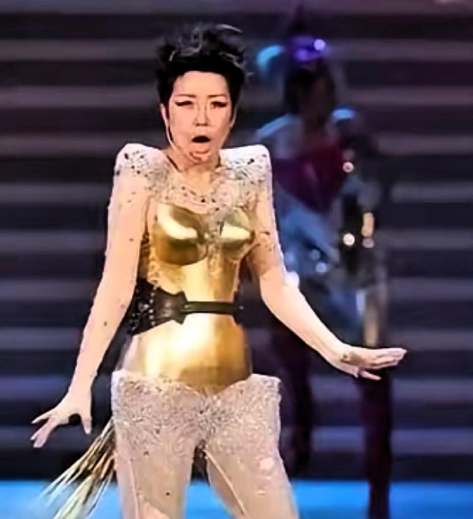 真的被震撼到了！孙悦的这身打扮把网友看懵圈了！50多岁的人了，穿成这样大家觉得