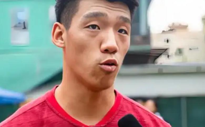 郑智这人是真有意思。别的教练开发布会，恨不得把所有主力都拉出来壮声势，他偏不，带