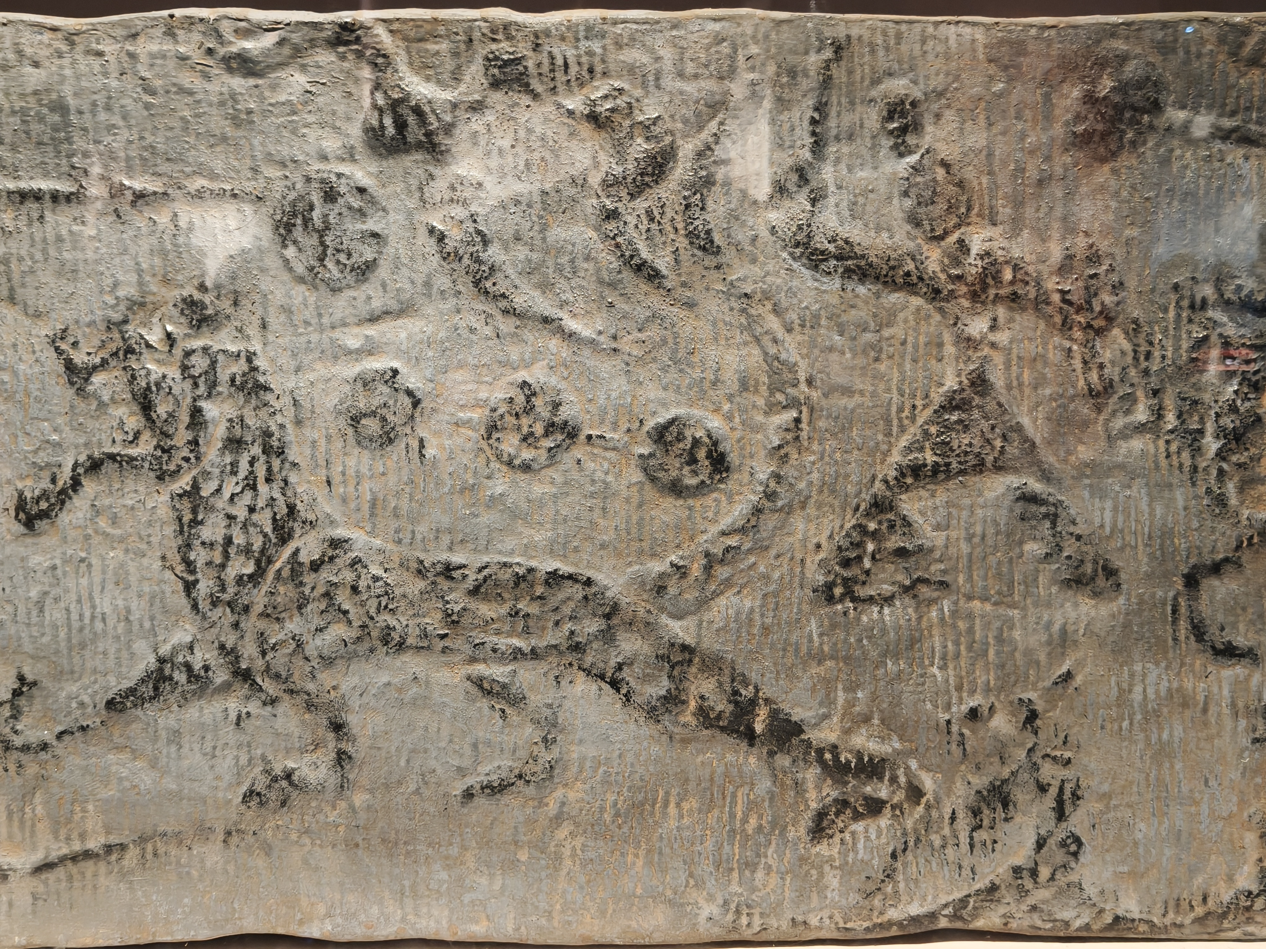 汉画像石——牛郎织女，河南南阳白滩村出土。画像石由石灰岩雕刻而成，中部刻一只白虎，其头部有两星相连，