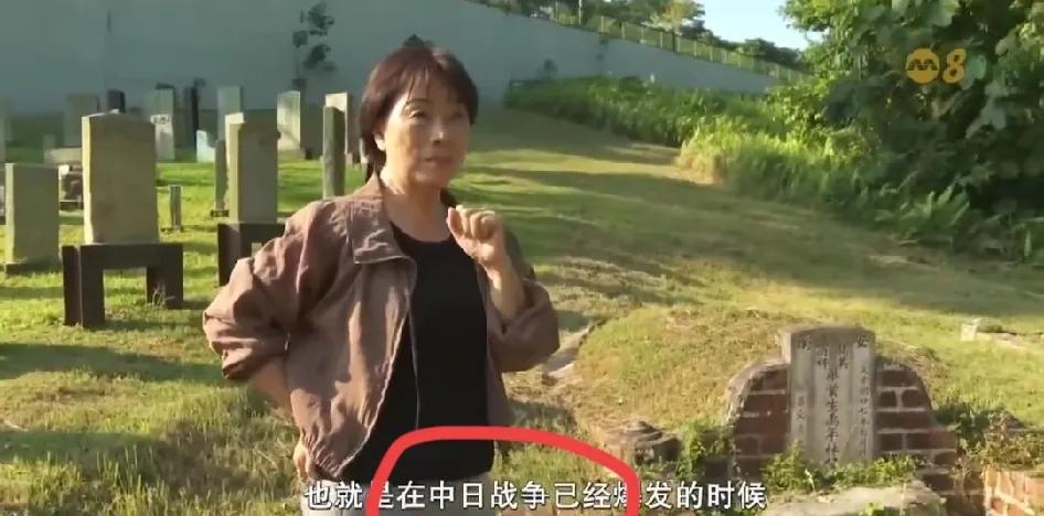 龙应台又要惹众怒了。龙应台在新加坡发现华人墓地，根据碑文上的“大中国27年”，